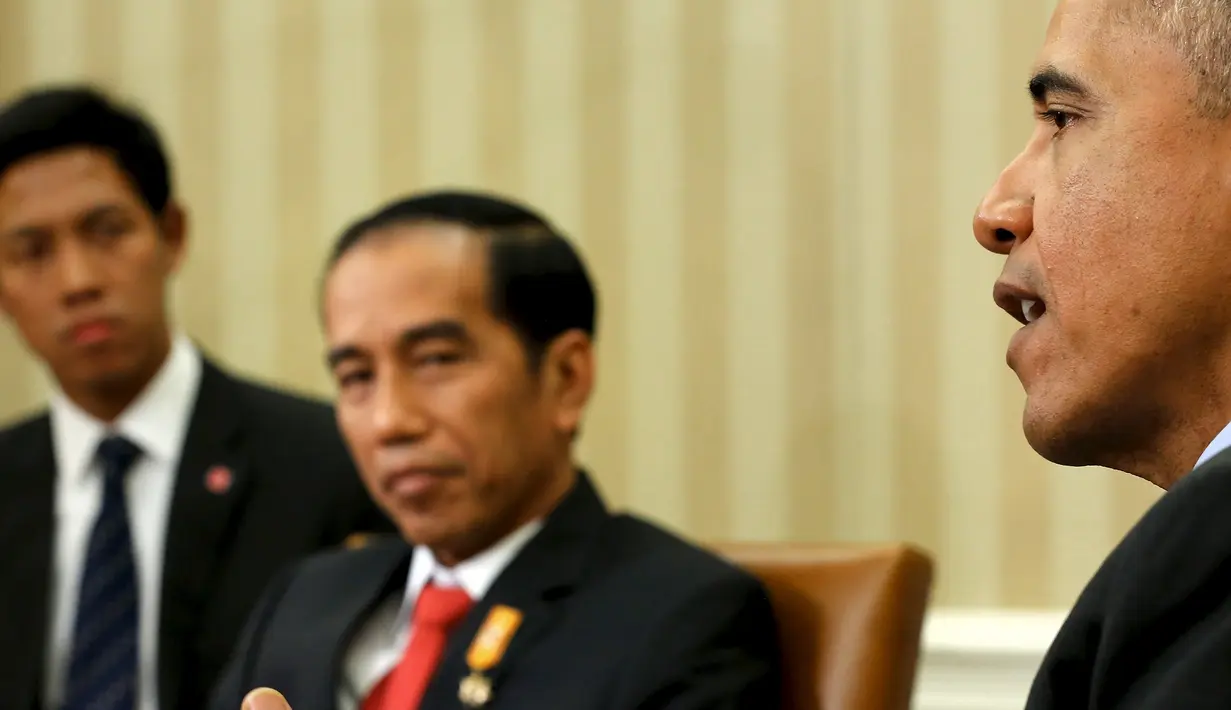 Presiden AS Barack Obama memberi keterangan usai bertemu Presiden RI Jokowi di Gedung Putih, Washington, Senin (26/10). Jokowi memotong masa lawatannya ke Amerika Serikat karena semakin memburuknya bencana asap di Indonesia. (REUTERS/Jonathan Ernst)