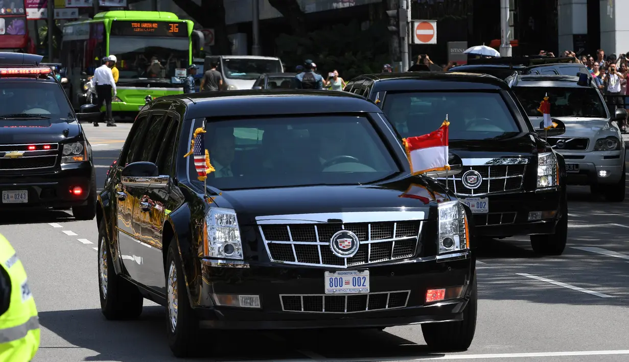 Mobil yang membawa Presiden Amerika Serikat, Donald Trump berjalan menuju Istana Singapura, Senin (11/6). Di Istana Singapura, Trump dijadwalkan bertemu Perdana Menteri Lee Hsien Loong pada Senin siang waktu setempat. (AFP/ADEK BERRY)