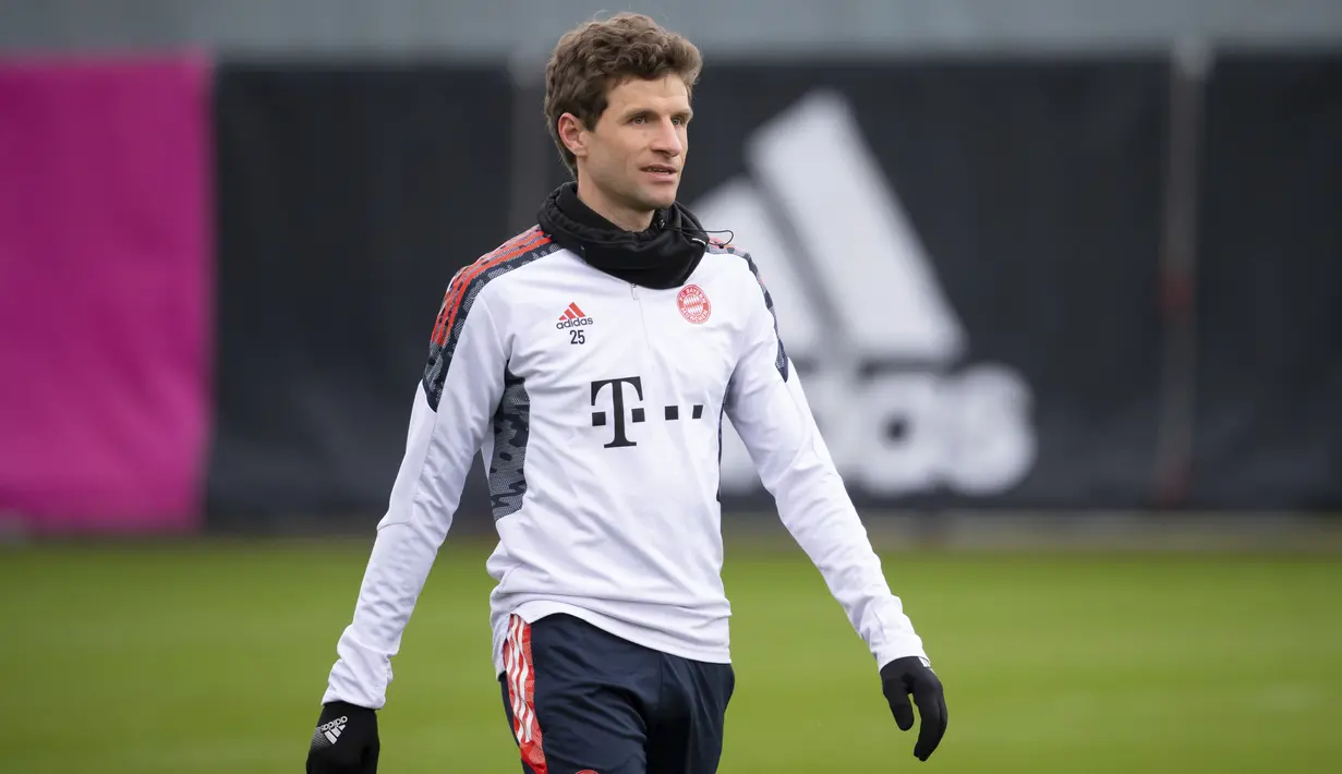 Penyerang Bayern Munchen Thomas Mueller menghadiri sesi latihan di Munich, Jerman, 15 Februari 2022. Bayern Munchen akan melakoni laga tandang melawan RB Salzburg di Red Bull Arena dalam leg pertama 16 besar Liga Champions, Kamis (17/2/2022) dini hari WIB. (Sven Hoppe/dpa via AP)