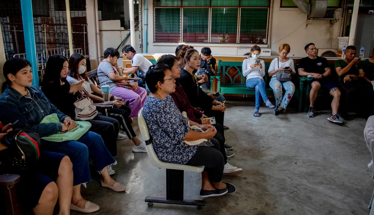 Warga menunggu untuk mendonorkan darahnya setelah penembakan brutal di Korat, Nakhon Ratchasima, Thailand, Minggu (9/2/2020). Penembakan brutal menewaskan 26 orang dan melukai puluhan lainnya. (AP Photo/Gemunu Amarasinghe)