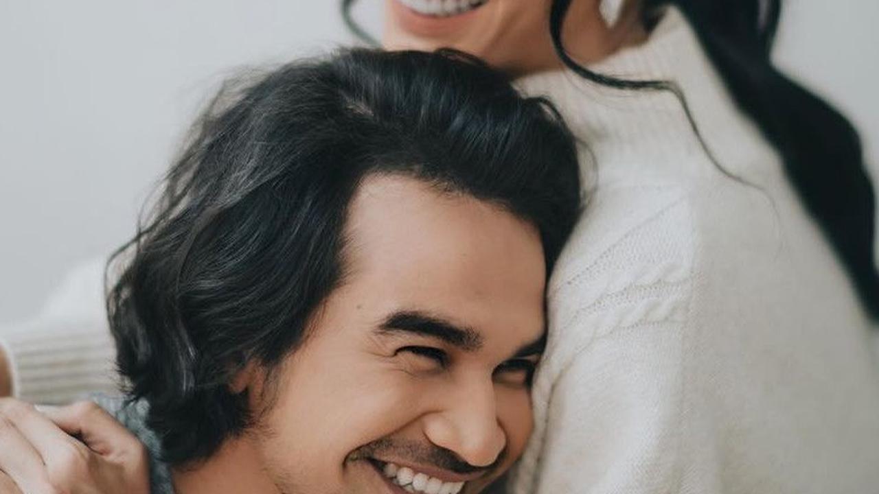Pose terlihat semakin intim ketika Tengku menyandarkan kepalanya di bahu Tyas. Senyum keduanya terus merekah selama sesi pengambilan gambar.