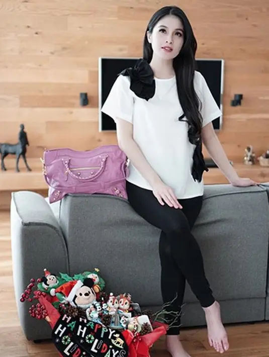 Banyaknya tawaran yang berdatangan saat hamil membuat kesibukannya bertambah. Ia mengaku bersyukur lantaran sang suami tak mempermasalahkan kesibukannya. (Instagram/sandradewi88)