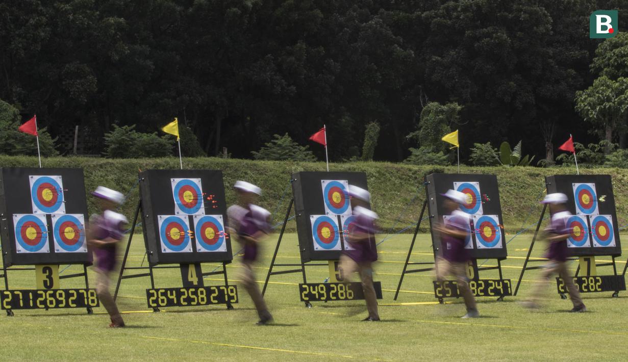 Petugas penghitung berlari pada Invitation Tournament cabang panahan nomor compound di Lapangan Panahan Senayan, Jakarta, Sabtu (10/2/2018). Event ini merupakan pemanasan jelang Asian Games 2018. (Bola.com/Vitalis Yogi Trisna)