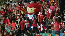 Maskot Sea Games 2015, Nila ikut menyaksikan laga perdana timnas Singapura U-23 melawan Filipina di penyisihan grup A Sea Games 2015 di Stadion Jalan Besar, Singapura, Senin (1/6/2015). Singapura unggul 1-0. (Liputan6.com/Helmi Fithriansyah)