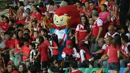 Maskot Sea Games 2015, Nila ikut menyaksikan laga perdana timnas Singapura U-23 melawan Filipina di penyisihan grup A Sea Games 2015 di Stadion Jalan Besar, Singapura, Senin (1/6/2015). Singapura unggul 1-0. (Liputan6.com/Helmi Fithriansyah)