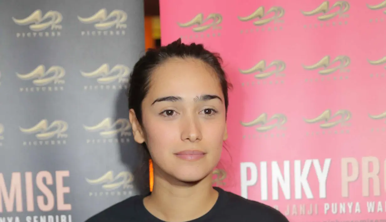 "Dua minggu, tapi dibantu sutradara, jadi agak rileks. Awal syuting kaku, dandan baju seksi, medok, gesture harus seperti wanita simpanan," tutur wanita kelahiran Malang, 9 Januari 1985. (Andy Masela/Bintang.com)