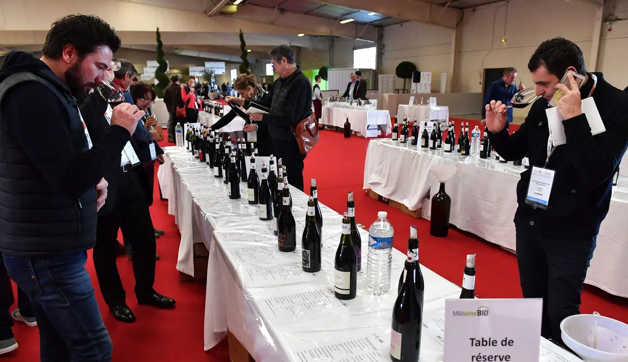 Pengunjung mencicipi wine organik dalam pameran  Millesime Bio 2018 di Kota Montpellier, Prancis, Senin (29/1). Sebanyak seribu peserta mengikuti pameran ini pada tahun lalu. (AFP PHOTO/PASCAL GUYOT)