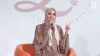Aktris Laudya Cynthia Bella memberi keterangan saat launching hijab Lacelove by Laudya Cynthia Bella di kawasan Sudirman, Jakarta, Selasa (31/10). Bella memamerkan rancangannya sebanyak 22 hijab. (Liputan6.com/Herman Zakharia)