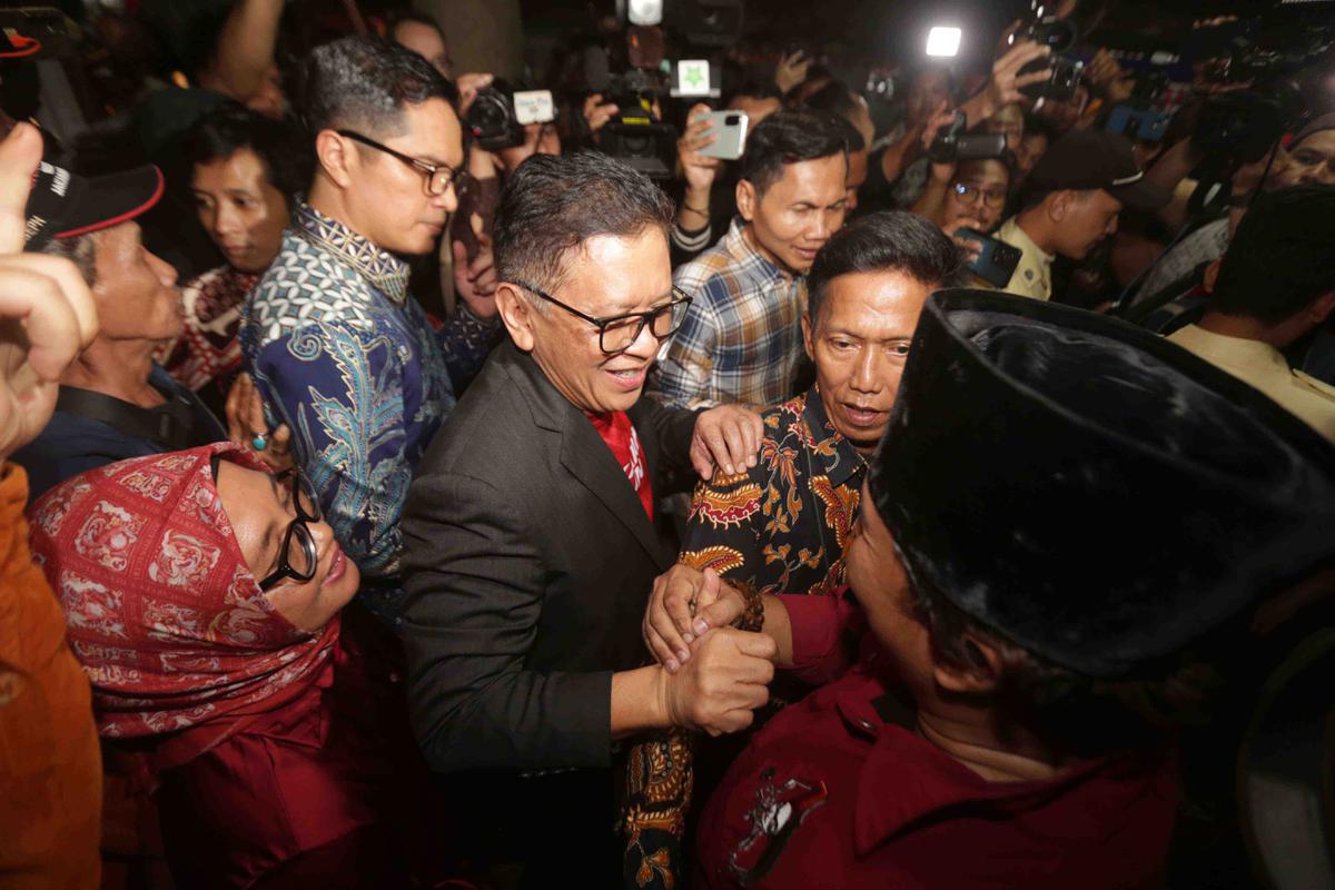 FOTO: Bebas Lewat Amnesti, Hasto Kristiyanto Resmi  Keluar dari Rutan KPK