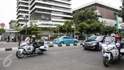 Patwal polisi terlihat mengawal mobil Presiden Jokowi usai meninjau aktivitas pertokoan di kawasan Sarinah Thamrin, Jakarta, Jumat (15/1). Kunjungan tersebut guna memastikan situasi Ibukota kembali normal pasca serangan teror. (Liputan6.com/Faizal Fanani)
