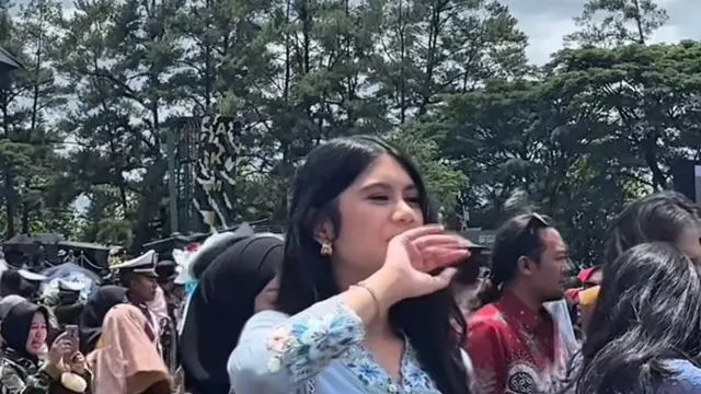 Pesona Almira Yudhoyono dalam Kebaya Encim Biru di Wisjur Akademi TNI dan Polri