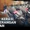 Pengadilan Militer II-08 Jakarta menghadirkan sejumlah barang bukti dalam sidang kasus penyerangan air keras terhadap aktivis KontraS, Andrie Yunus. Mulai dari tumbler, kacamata pelaku yang rusak, hingga dua sepeda motor yang digunakan saat kejadian ...
