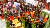 Pengunjung memadati stand industry kreatif pada gelaran  Popcon Asia 2016 di JCC, Jakarta (14/08). Festival yang fokus pada komik, mainan, film, dan animasi dipadati sekitar 40 ribu pengunjung. (Liputan6.com/Fery Pradolo)