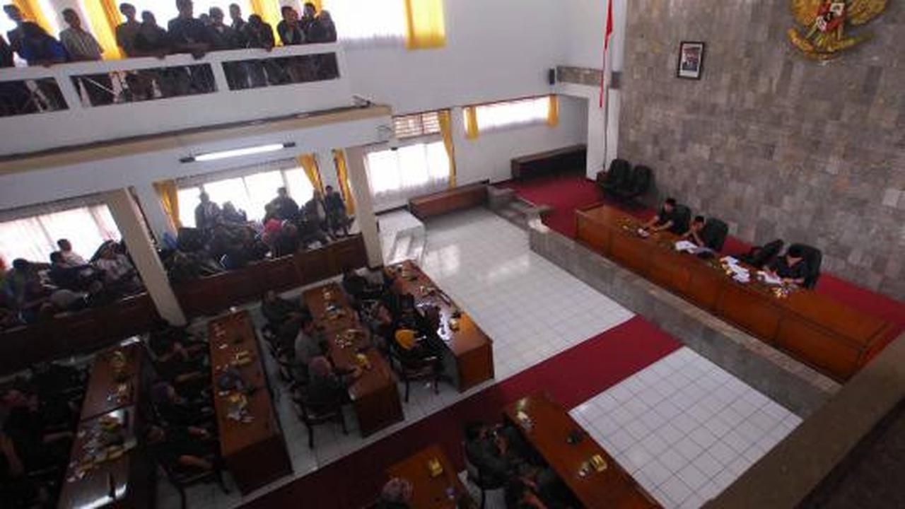 Sidang Aceng ditunda, warga marah-marah di gedung DPRD Garut