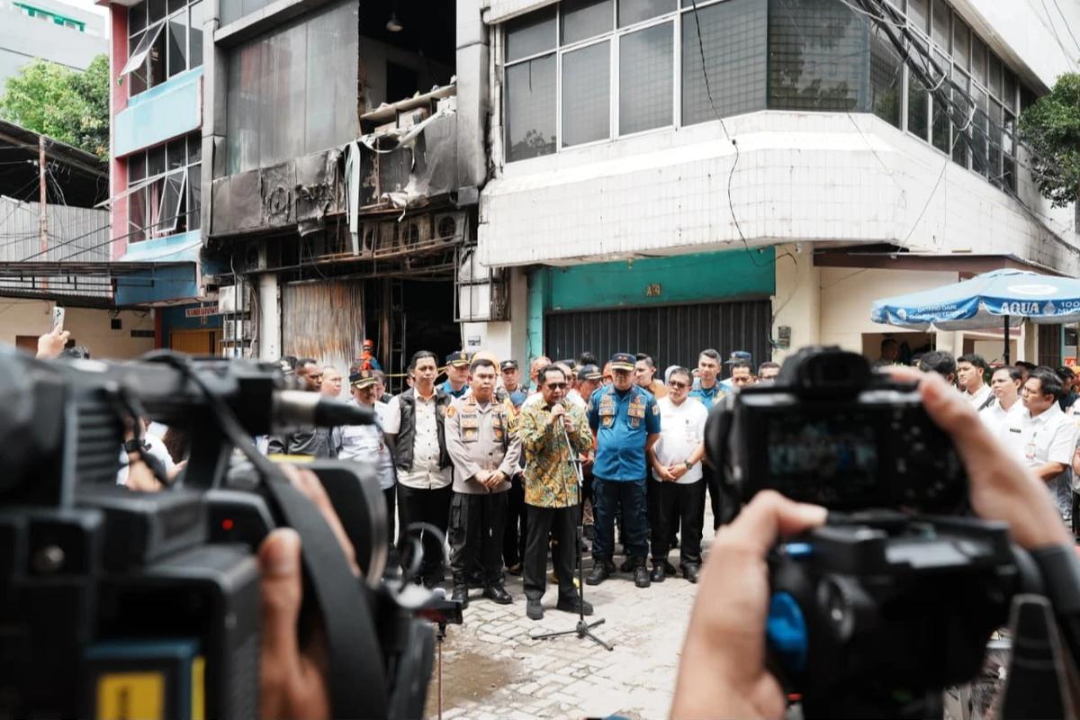 Mendagri Tito Karnavian meninjau lokasi kebakaran di Gedung Terra Drone, Kemayoran, Jakarta Pusat
