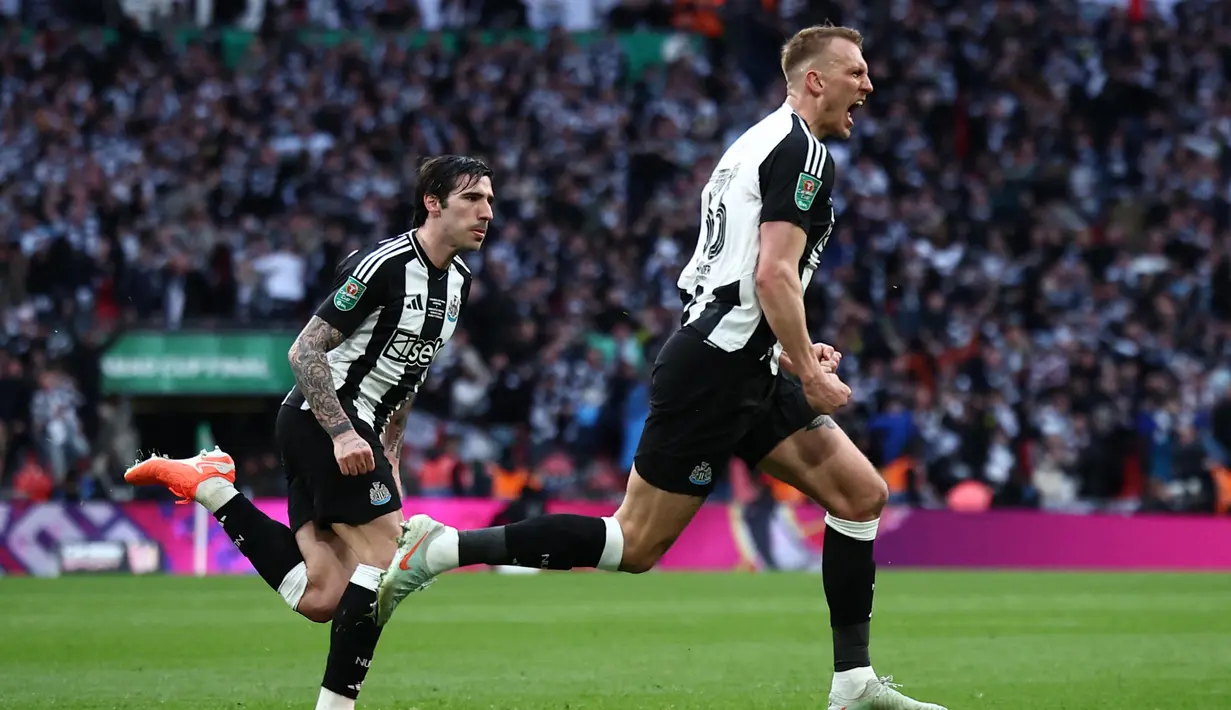 Jelang babak pertama usai, Newcastle United memecah kebuntuan. Pada menit ke-45, umpan sepak pojok Kieran Trippier disambut sempurna Dan Burn menjadi gol. Newcastle United unggul 1-0 atas Liverpool. (HENRY NICHOLLS/AFP)