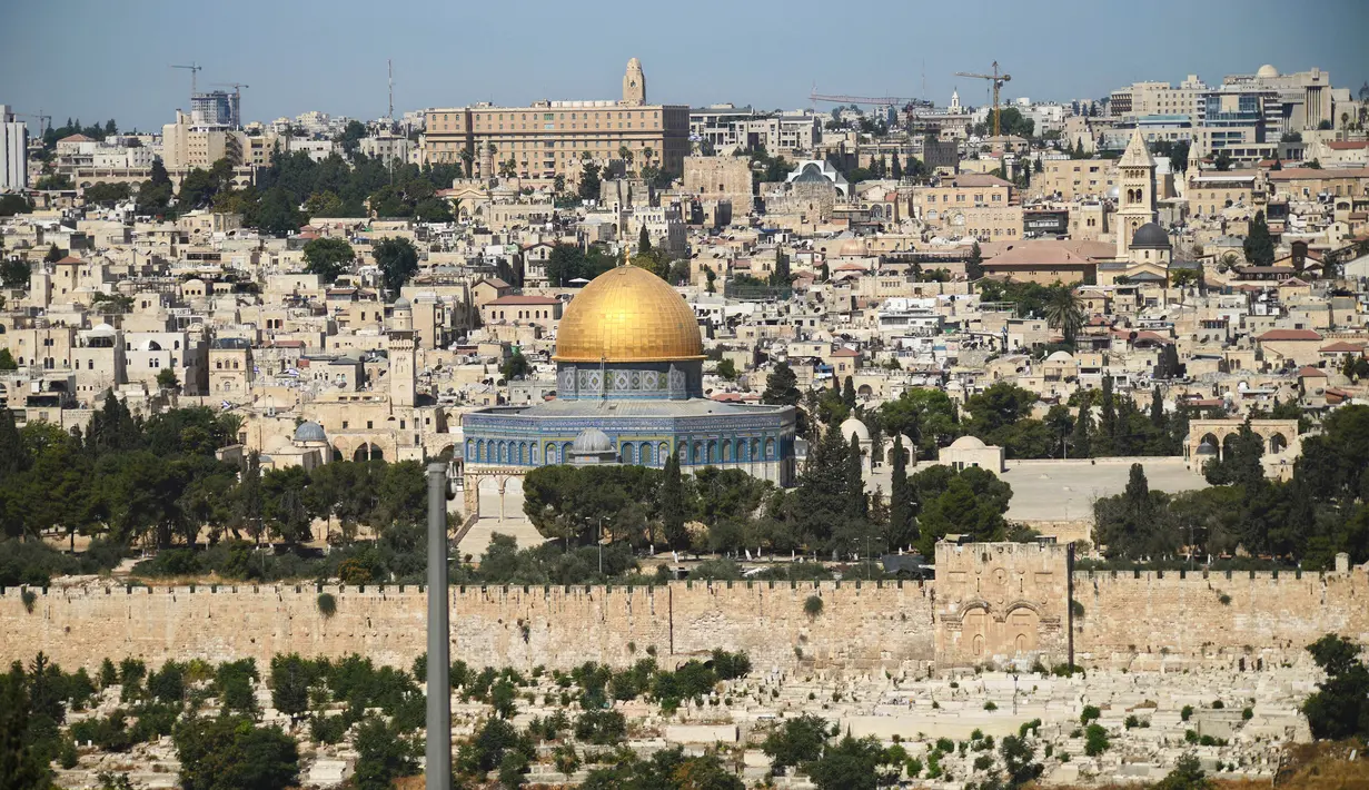 Penampakan Masjid Dome of The Rock yang berada di komplek Masjid Al-Aqsa, Yerusalem, Sabtu, (15/7). Pada Jumat (14/7) terjadi penembakan terhadap dua petugas polisi Israel oleh tiga pria bersenjata, sebelum ketiganya ditembak mati. (AP/Mahmoud Illean)