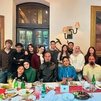 Melihat gaya busana Alyssa Daguise, Mulan Jameela, dan Titiek Soeharto di ulang tahun Al Ghazali (@alghazali7)