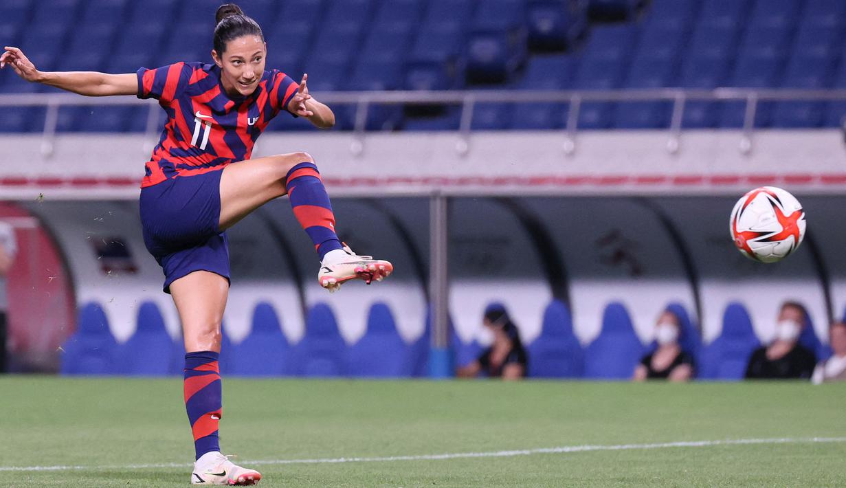 Pada menit-menit akhir pertandingan, Amerika Serikat malah berhasil lesatkan tiga gol. Christen Press dan Alex Morgan menjadi aktor gol mereka pada menit ke-80 dan ke-88. Sedangkan satu gol tambhan diciptakan oleh gol bunuh diri dari Catherin Joan Bott di menit injury time. (Foto: AFP/Ayaka Naito)