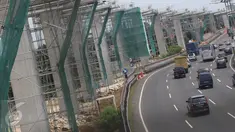 Kendaraan melintas di samping proyek Light Rail Transit (LRT), Jakarta Timur, Rabu (22/3). Mega proyek senilai Rp 22,5 triliun tersebut ditargetkan selesai dan siap beroperasi pada Mei 2019. (Liputan6.com/Immanuel Antonius)