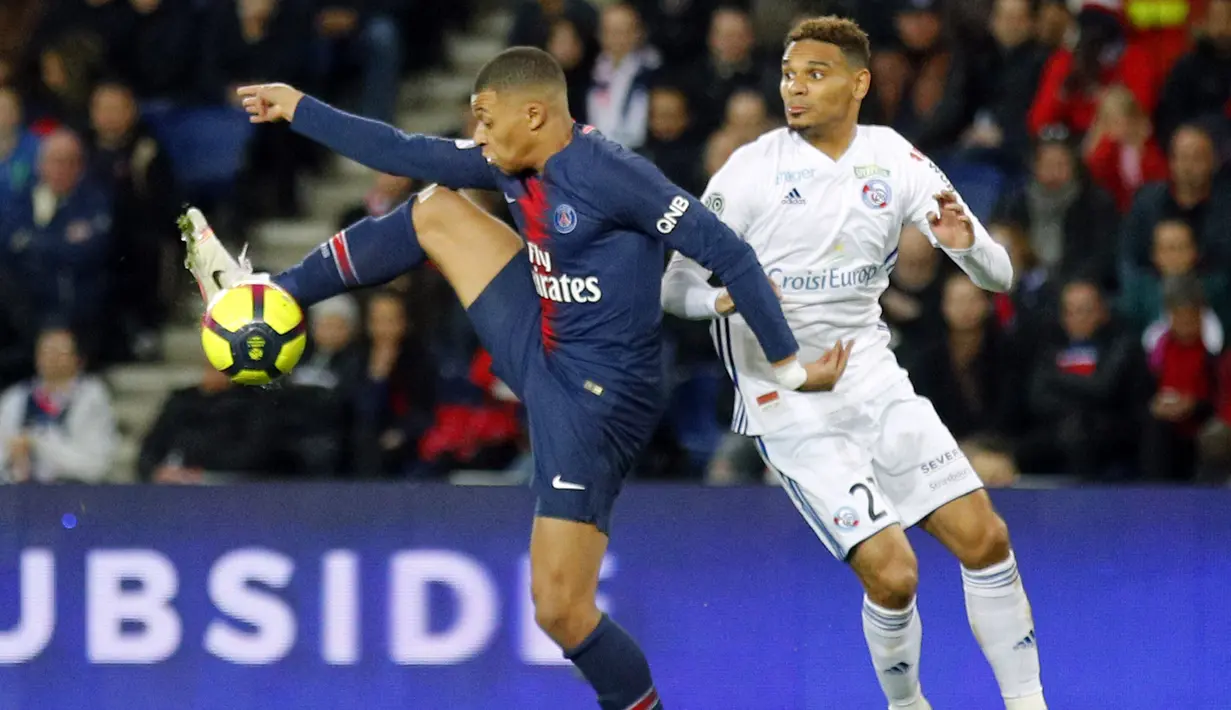 Striker Paris Saint-Germain, Kylian Mbappe, mengontrol bola saat melawan Strasbourg pada laga liga Prancis di Stadion Parc des Princes, Paris, Minggu (7/4). Kedua tim bermain imbang 2-2. (AP/Francois Mori)