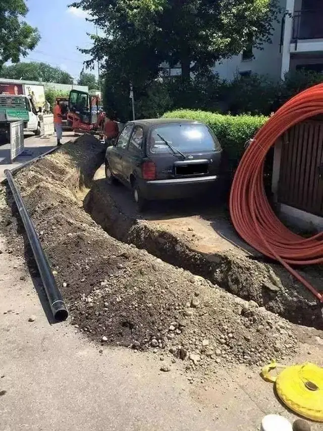 8 Potret Mobil Terjebak saat Parkir Ini Nyeleneh, Bikin Kasihan
