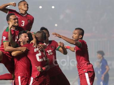 Para pemain Timnas Indonesia merayakan gol Hansamu Yama pada laga Final Piala AFF 2016 di Stadion Pakansari, Bogor, (14/12/2016). Indonesia menang 2-1 atas Thailand. (Bola.com/Nicklas Hanoatubun)
