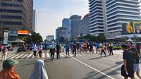 Warga berolahraga dan menikmati suasana jalan Thamrin Jakarta saat diberlakukan CFD. (Liputan6.com/Muhammad Ali).