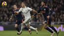 Striker Real Madrid, Lucas Vazquez, beradu cepat dengan gelandang valencia, Daniel Parejo, pada laga La Liga di Stadion Santiago Bernabeu, Madrid, Sabtu (1/12). Madrid menang 2-0 atas Valencia. (AFP/Oscar Del Pozo)
