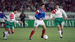 Eric Cantona pensiun dari Timnas Prancis tahun 1995 saat berusia 29 tahun setelah dihukum oleh Asosiasi Sepakbola Prancis karena menendang penonton saat laga Manchester United melawan Crystal Palace di musim 1994-95. (AFP/Gerard Julien)