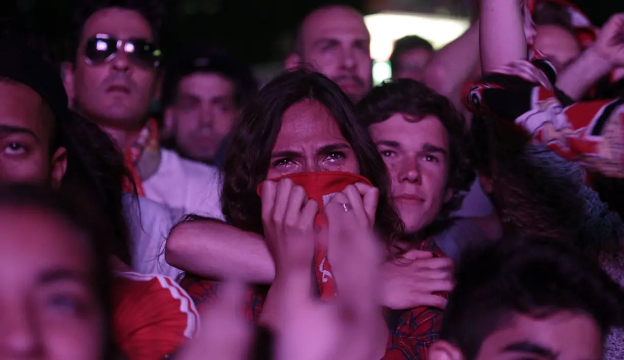 Di Lisbon, Portugal, beberapa fans fanatik Benfica tidak kuasa menahan kesedihan mereka usai menyaksikan "The Eagles" gagal meraih trofi Liga Europa 2014 setelah kalah adu penalti (2- 4) dari Sevilla, (15/4/2014). (REUTERS/Hugo Correia) 