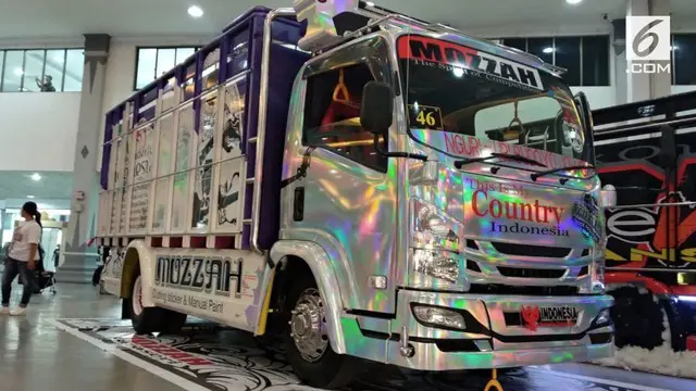 Ratusan truk modifikasi meramaikan Jogjakarta Truck Festival (JTF) 2018 di Jogja Expo Convention, Yogyakarta. Sebanyak 140 unit truk, 35 unit pick up, dan puluhan miniatur truk siap memperebutkan 15 kategori lomba.