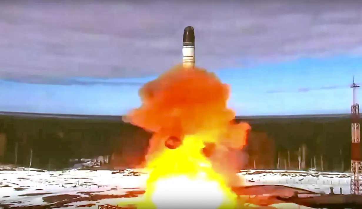 Dalam foto selebaran ini yang dirilis oleh Layanan Pers Badan Antariksa Roscosmos pada 20 April 2022, rudal balistik antarbenua Sarmat diluncurkan dari Plesetsk di barat laut Rusia. Para analis mengatakan tujuan Rusia dalam menggunakan bom nuklir taktis di Ukraina adalah untuk menakut-nakutinya agar menyerah atau tunduk pada negosiasi, dan untuk membagi pendukung Barat negara itu. (Roscosmos Space Agency Press Service via AP, File)