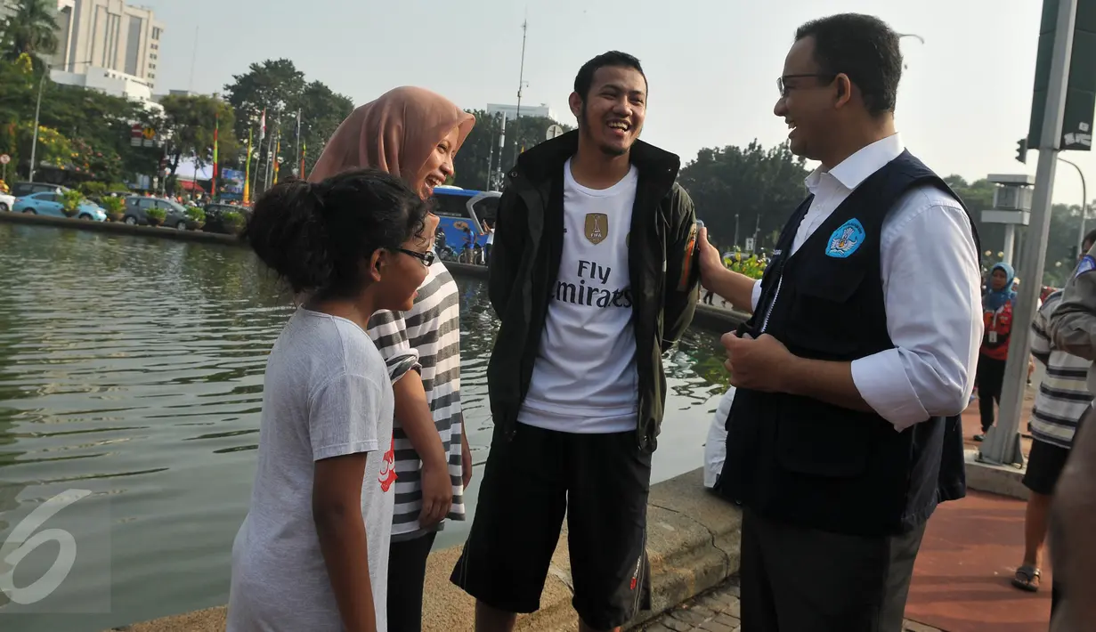Mendikbud Anies Baswedan menyapa pengunjung Car Free Day di kawasan Thamrin, Jakarta, Minggu (17/7). Anies mengkampanyekan imbauan kepada orangtua untuk mengantarkan anak sekolah di hari pertama masuk sekolah. (Liputan6.com/Gempur M Surya)