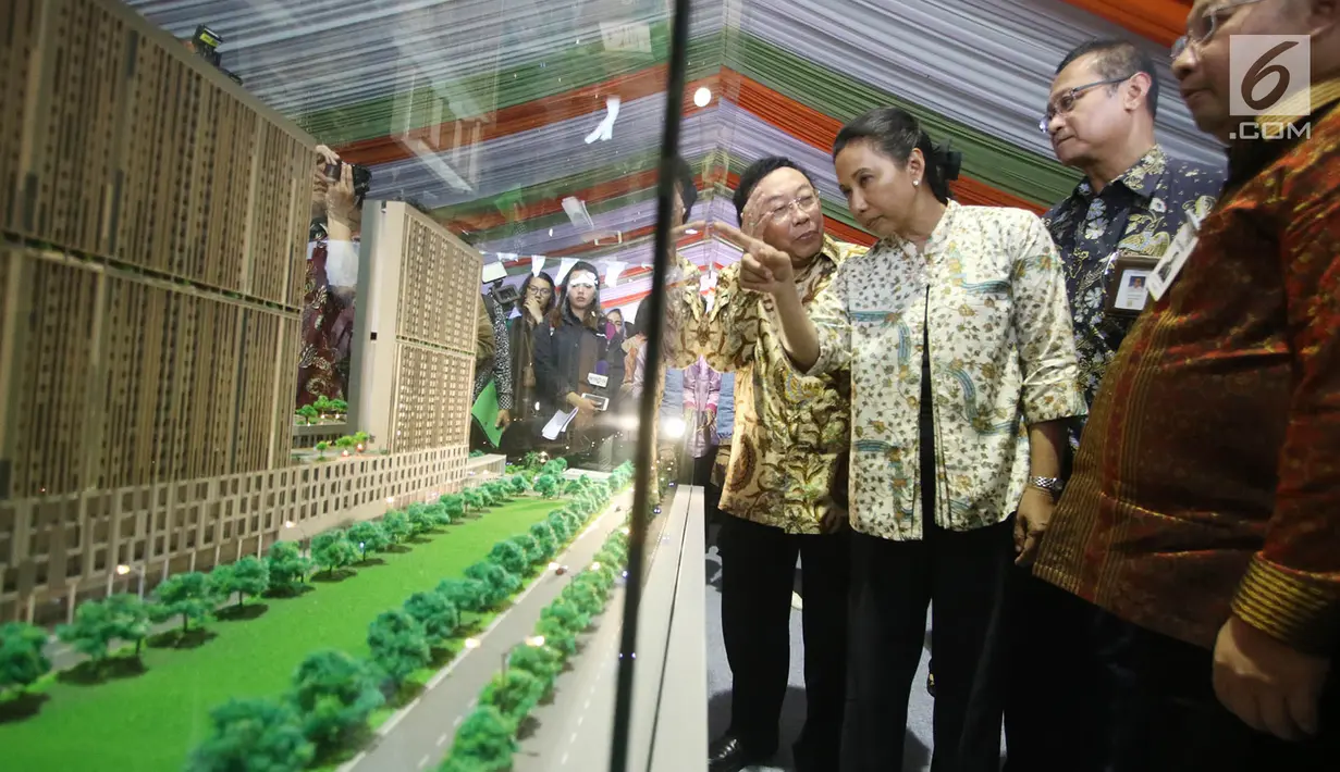 Menteri BUMN Rini Soemarno (kedua kiri) melihat maket proyek pembangunan rumah susun di Stasiun Pondok Cina, Depok, Jawa Barat, Senin (2/10). (Liputan6.com/Immanuel Antonius)
