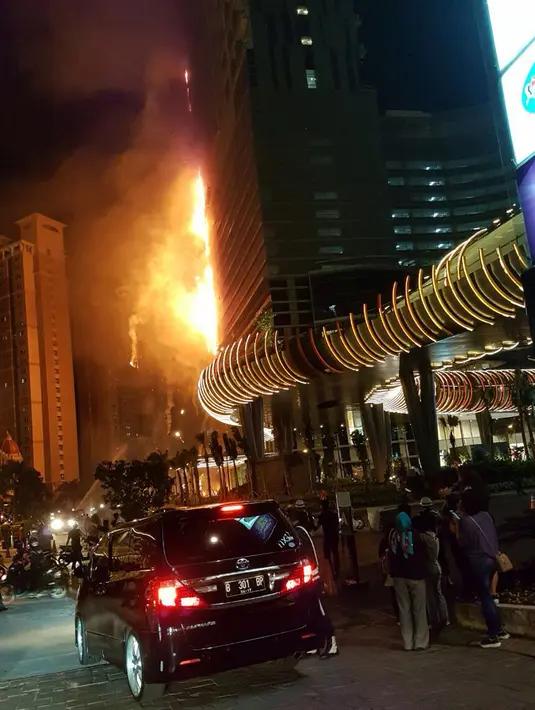 Warga melihat kebakaran yang terjadi di Gedung Neo Soho, Jakarta Barat, Rabu (9/11). (Istimewa)