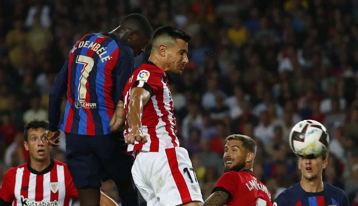 Penyerang Barcelona Ousmane Dembele (kiri atas) mencoba  menyundul bola untuk mencetak gol ke gawang Athletic Bilbao pada pekan ke-11 Liga Spanyol 2022/2023 di Camp Nou, Senin dini hari WIB (24/10/2022). Barcelona masih berada di posisi kedua dengan koleksi 28 poin. Sedangkan Bilbao tertahan di peringkat ke-6 dengan 18 poin. (AP Photo/Joan Monfort)