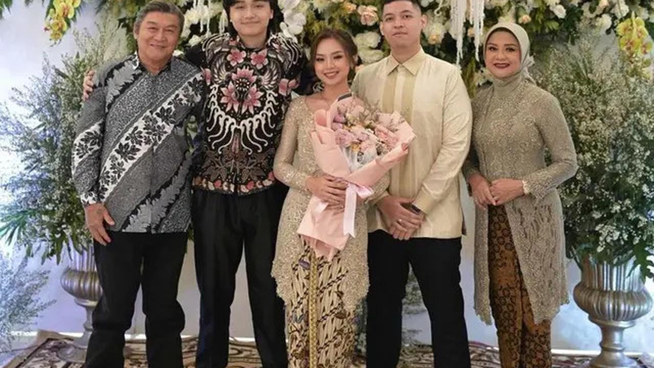 6 Pesona Putri Willy Dozan dan Betharia Sonata saat Tunangan, Sederhana Kenakan Kebaya Coklat