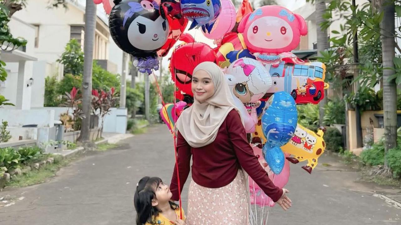 7 Potret Ria Ricis dan Moana, Momen Hangat Menjenguk Baby Yasmin Anak Shindy Putri