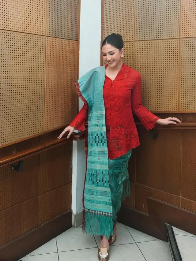 Jessica Mila Rayakan Hari Paskah 2026 kenakan ulos. [@jscmila]