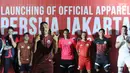 Pemain asing Persija asal Brasil, Jaimerson Da Silva Xavier memeragakan salah satu apparel saat peluncuran di Jakarta, Jumat (2/2). Secara resmi, Persija memperkenalkan tiga model kaus yang akan digunakan pada musim 2018. (Liputan6.com/Helmi Fithriansyah)