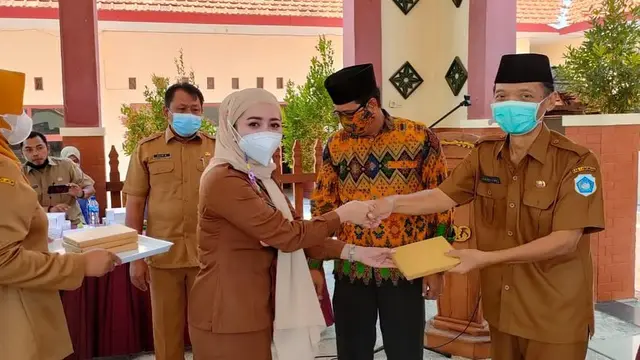 7 Potret Terbaru Angel Emitasari Pedangdut yang Jadi Kades di Lamongan, Tampil Berhijab