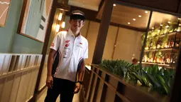 Pembalap Astra Honda Racing Team, Fadillah Arbi Aditama berpose di depan fotografer setelah melakukan wawancara di Penang Bistro Gatot Subroto, Jakarta Selatan, Senin (24/07/2023). (Bola.com/Bagaskara Lazuardi)