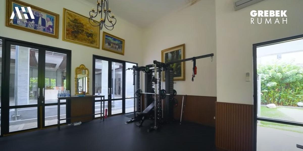 Sekeluarga Hobi Olahraga, 8 Potret Fasilitas Gym di Rumah Putri Zulhas dan Zumi Zola - Tiap Hari Ada Pelatih Pribadi