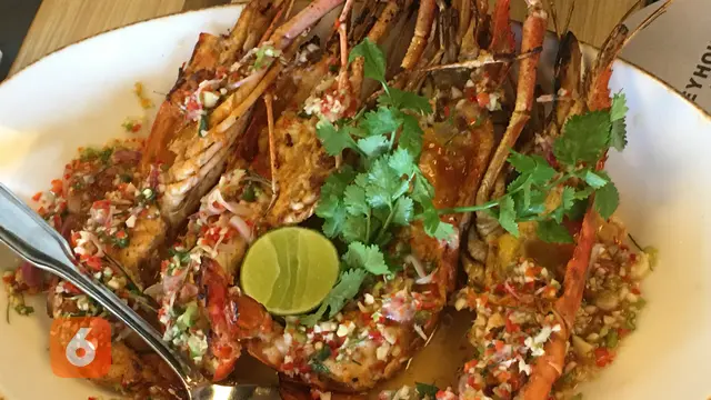 Kafe Bernuansa Hijau Sajikan Santapan Khas Thailand
