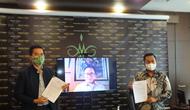 Tim Lawyer Ihza & Ihza Lawfirm yaitu Gugum Ridho Putra dan Muhammad Dzul Ikram bersama Yusril Ihza Mahendra yang bergabung secara daring dalam press conference terkait kasus pelanggaran TSM Pilkada Bandar Lampung, Kamis (14/1/2021). (Ist)