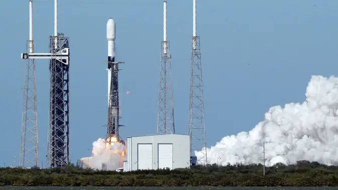<p>Roket Falcon 9 yang meluncur dari Cape Canaveral Florida sebagai wahana yang mengantarkan Satelit Merah Putih 2 menuju orbit (dok: Telkom Indonesia)</p>