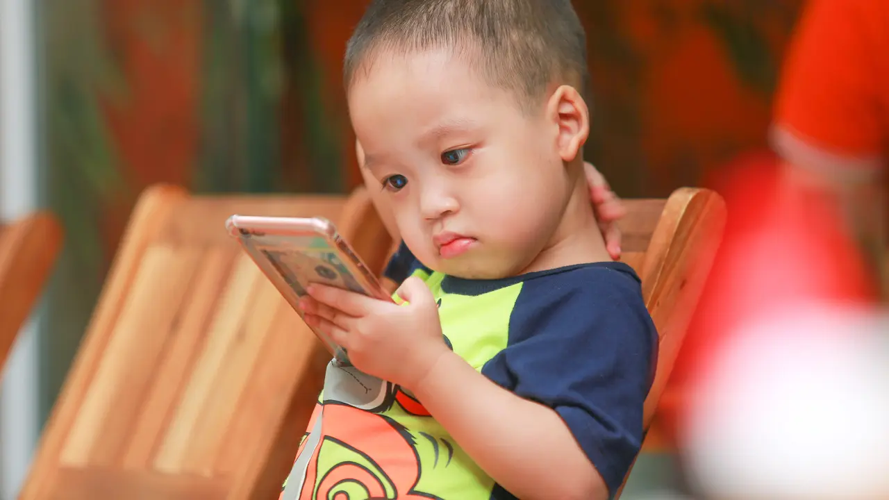 Pola asuh anak era digital