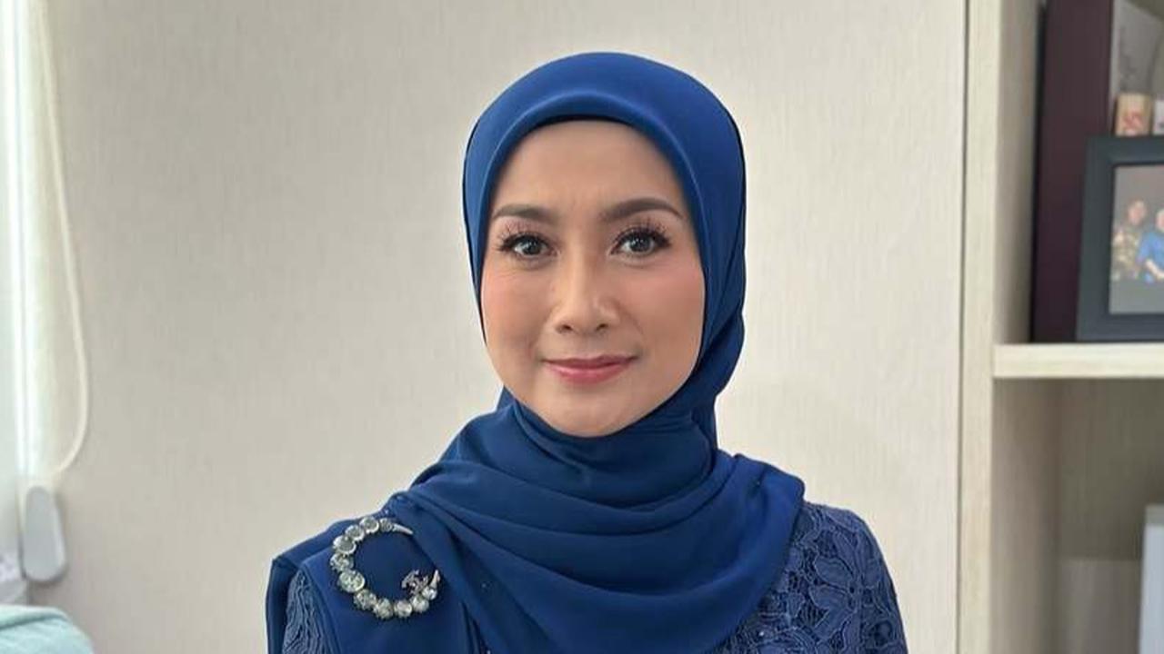 Penampilan Desy Ratnasari di Resepsi Pernikahan Putri Zulhas, Bak Masih Gadis Kenakan Kebaya