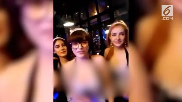 Promosikan bar tempat mereka bekerja secara live di media sosial, pelayan-pelayan seksi ini ditangkap.